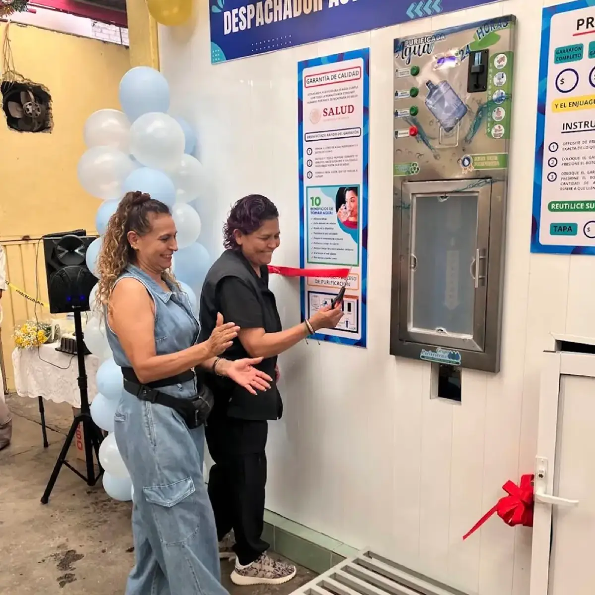 Inauguración de una purificadora con despachador automático