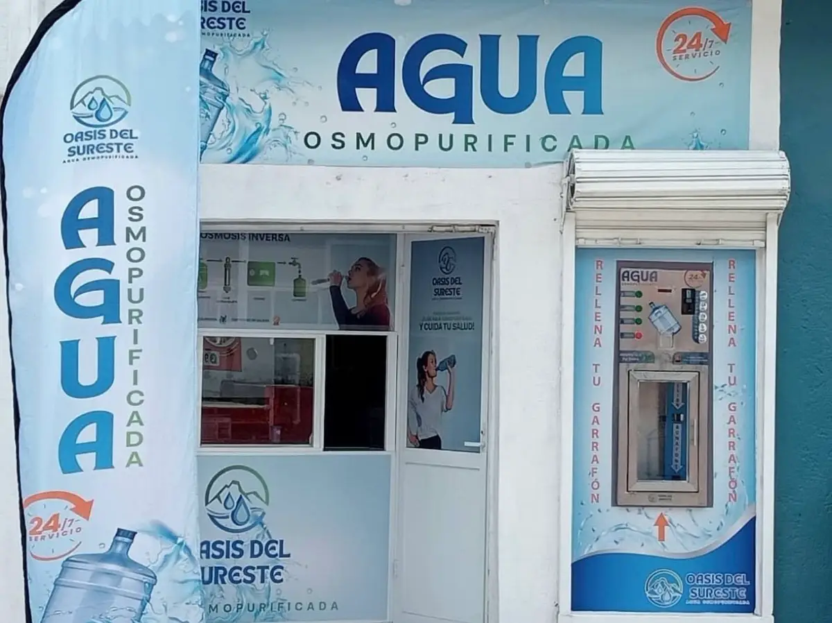 Local de agua osmopurificada con despachador a la calle