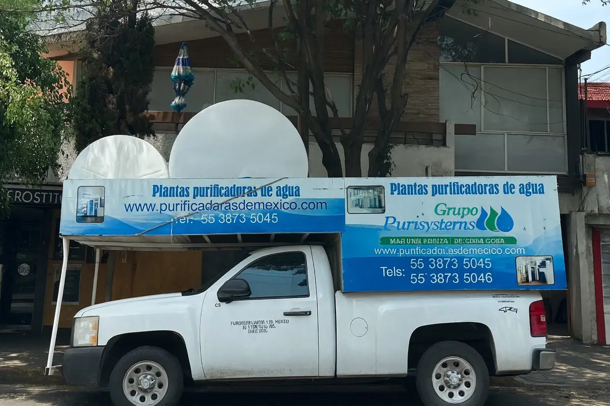 Camioneta rotulada para el reparto de garrafones a domicilio